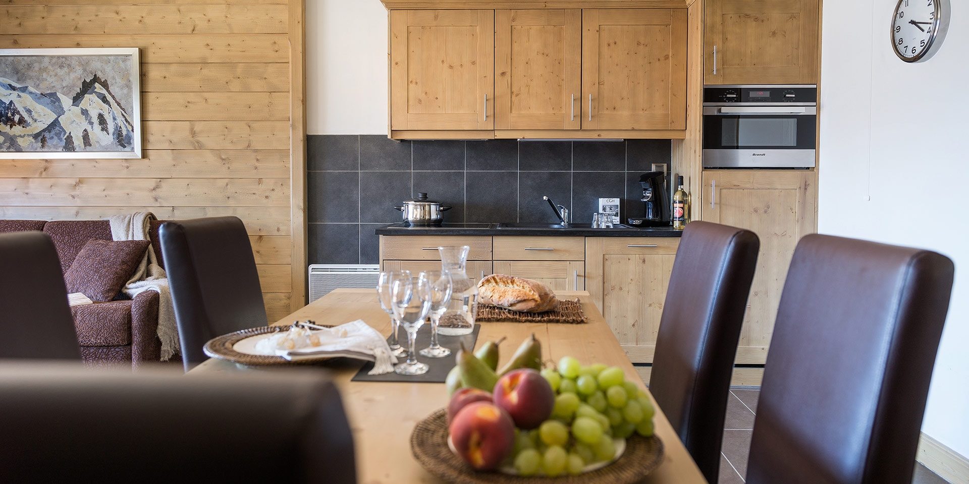 CGH Lodge Hemera La Rosiere Espace San Bernardo Frankrijk wintersport skivakantie luxe appartement keuken uitgerust modern eettafel eten gezin groepen