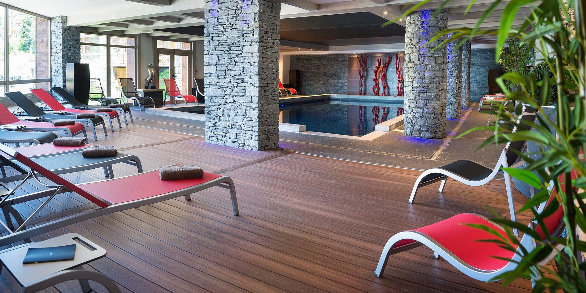 CGH Lodge Hemera La Rosiere Espace San Bernardo Frankrijk wintersport skivakantie luxe Spa wellness zwembad zwemmen ontspannen ligstoelen stenen pilaren