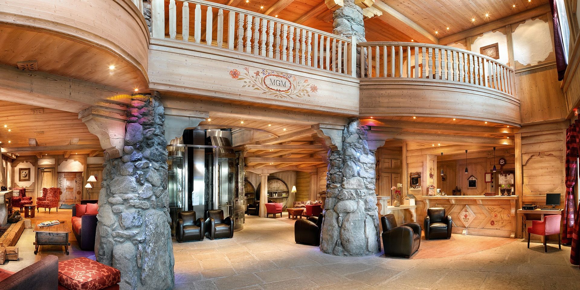 CGH Oree des Cimes Vallandry Paradiski Frankrijk wintersport skivakantie luxe receptie stenen pilaren hout balkon wachten ruim