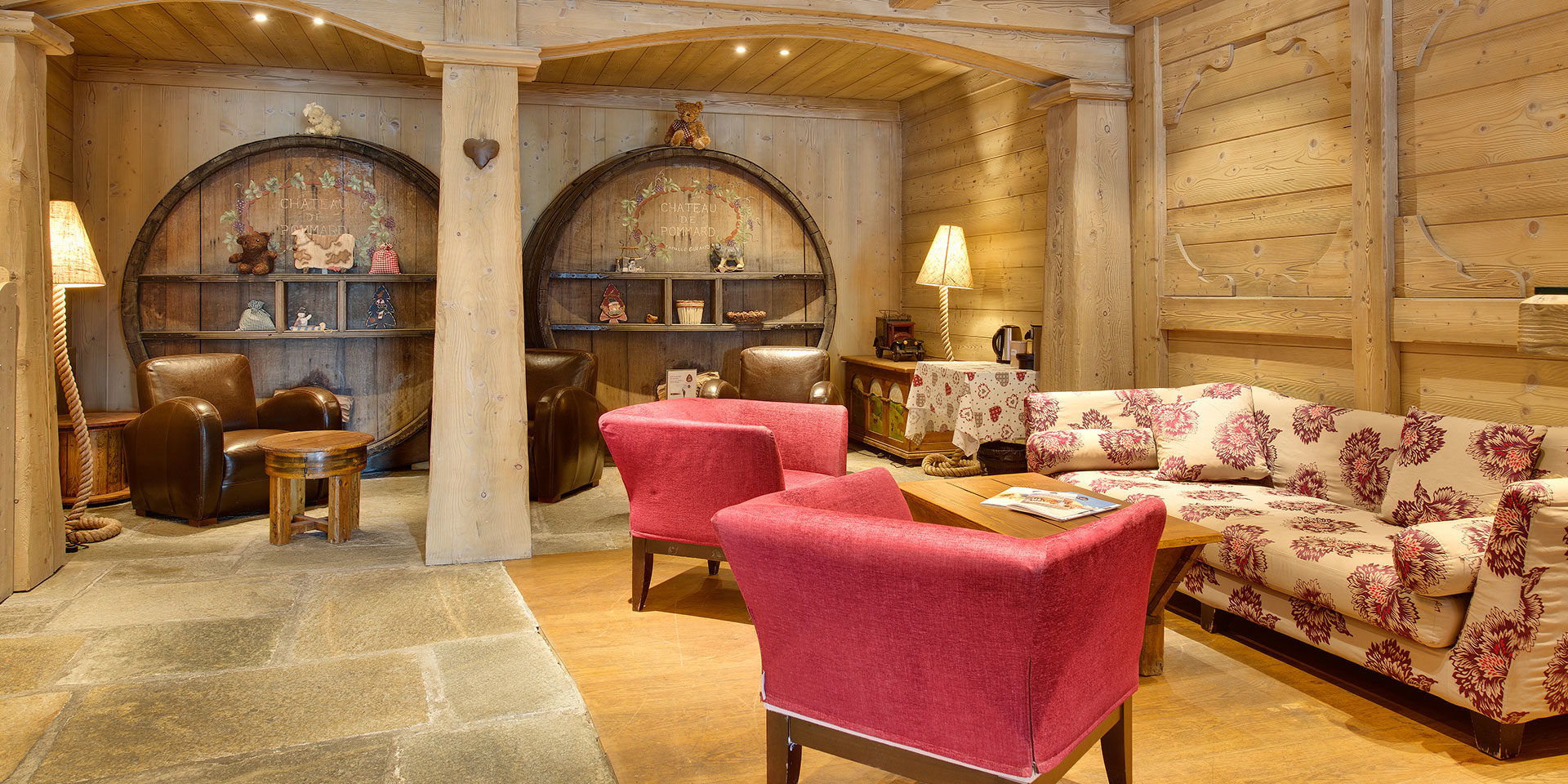 CGH Oree des Cimes Vallandry Paradiski Frankrijk wintersport skivakantie luxe receptie bloemen bank fauteuil relaxen bij aankomst wijn vatten authentiek