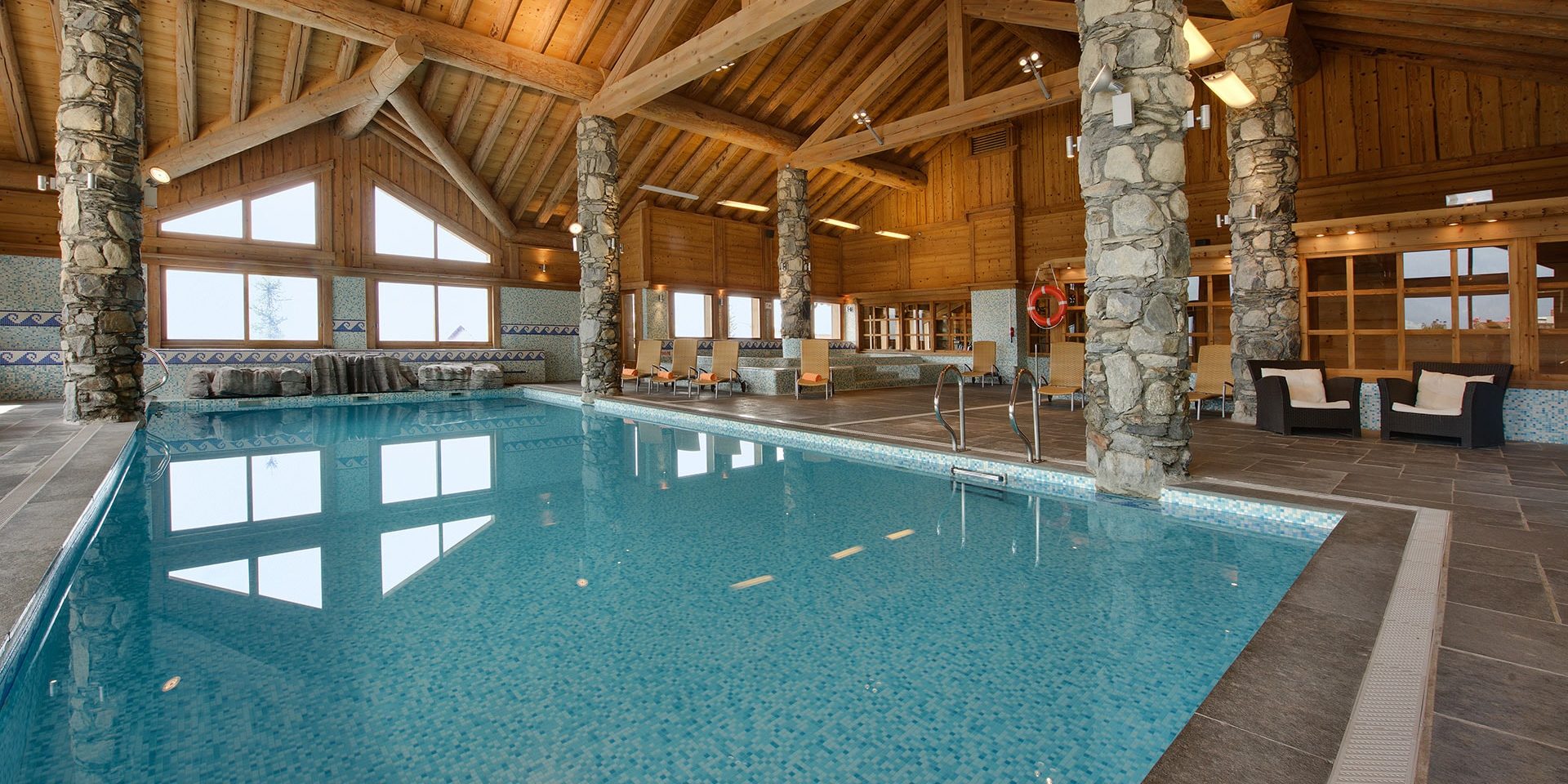 CGH Oree des Cimes Vallandry Paradiski Frankrijk wintersport skivakantie luxe zwembad zwemmen ontspannen jacuzzi bubbelbad ligstoelen wellness relaxen na skiën