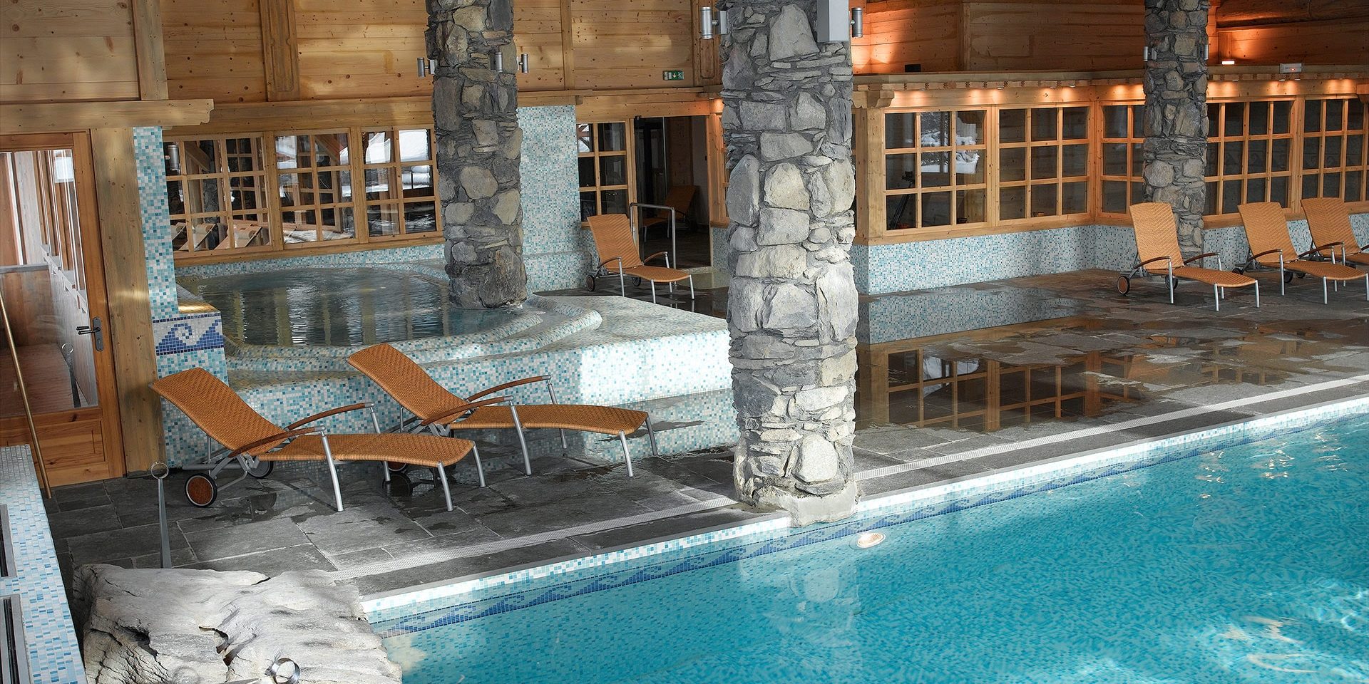 CGH Oree des Cimes Vallandry Paradiski Frankrijk wintersport skivakantie luxe zwembad zwemmen ontspannen jacuzzi bubbelbad ligstoelen wellness relaxen na skiën