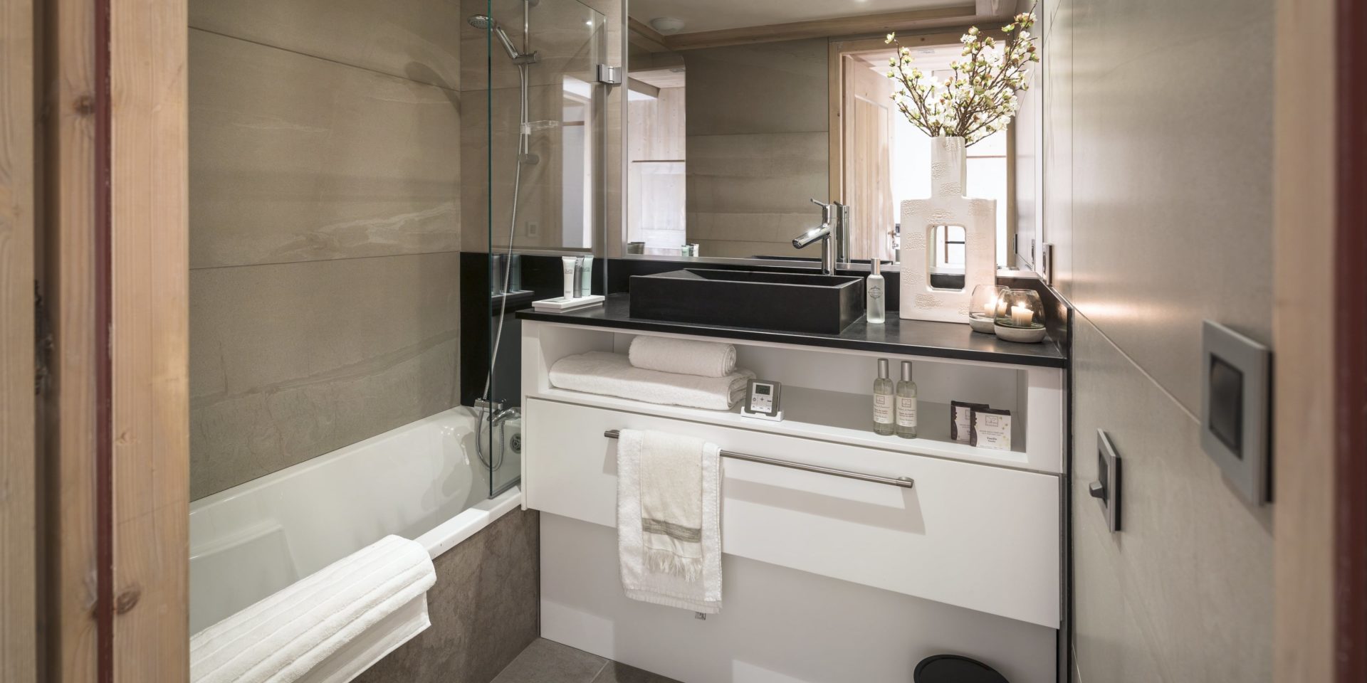 MGM Le Roc des Tours Le Grand Bornand Chinaillon Frankrijk wintersport skivakantie luxe badkamer bad modern