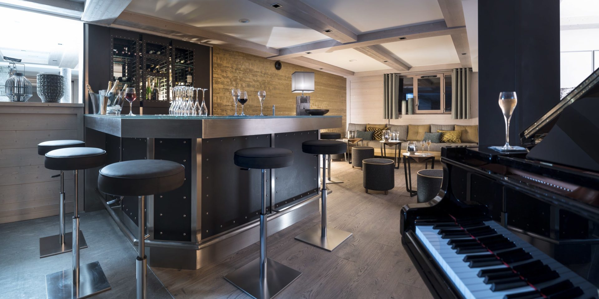 MGM Le Roc des Tours Le Grand Bornand Chinaillon Frankrijk wintersport skivakantie luxe bar piano ontspannen genieten drankje