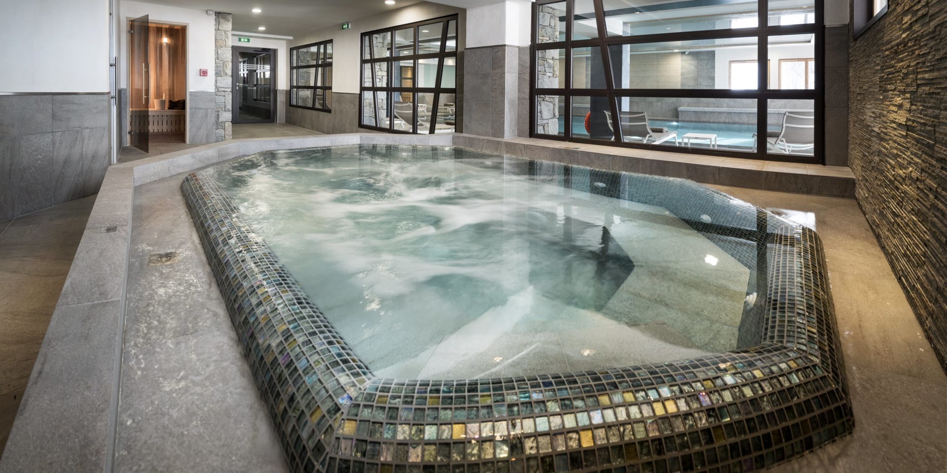 MGM Le Roc des Tours Le Grand Bornand Chinaillon Frankrijk wintersport skivakantie luxe jacuzzi SPA ontspannen genieten