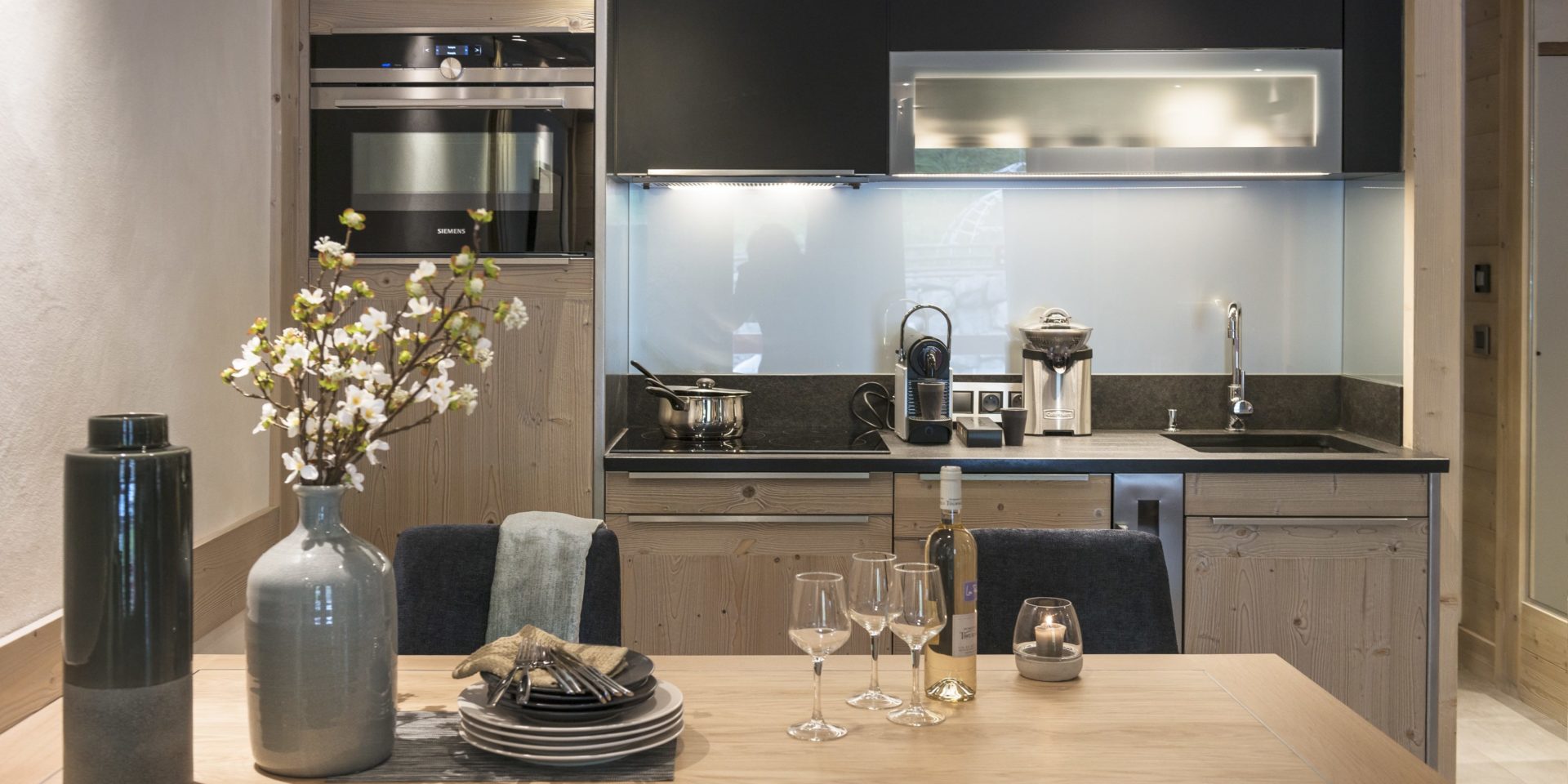 MGM Le Roc des Tours Le Grand Bornand Chinaillon Frankrijk wintersport skivakantie luxe keuken uitrusting modern eettafel