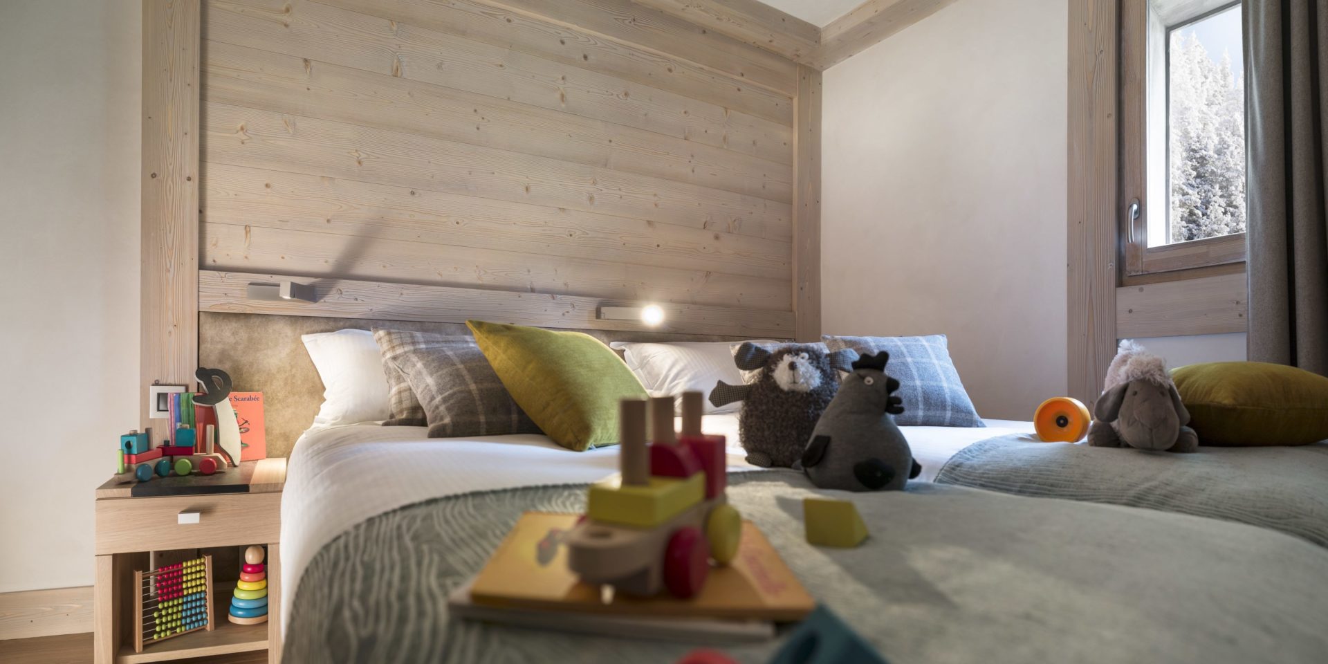 MGM Le Roc des Tours Le Grand Bornand Chinaillon Frankrijk wintersport skivakantie luxe slaapkamer speelgoed gezin samen vakantie vieren comfortabel bed
