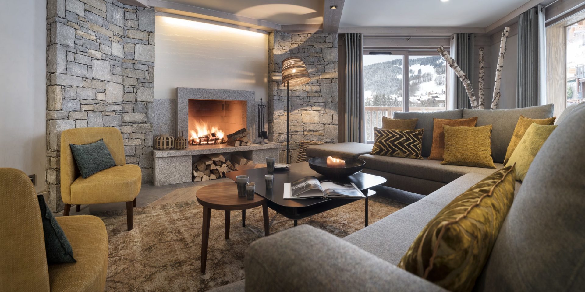 MGM Le Roc des Tours Le Grand Bornand Chinaillon Frankrijk wintersport skivakantie luxe lounge zit bank open haard modern design
