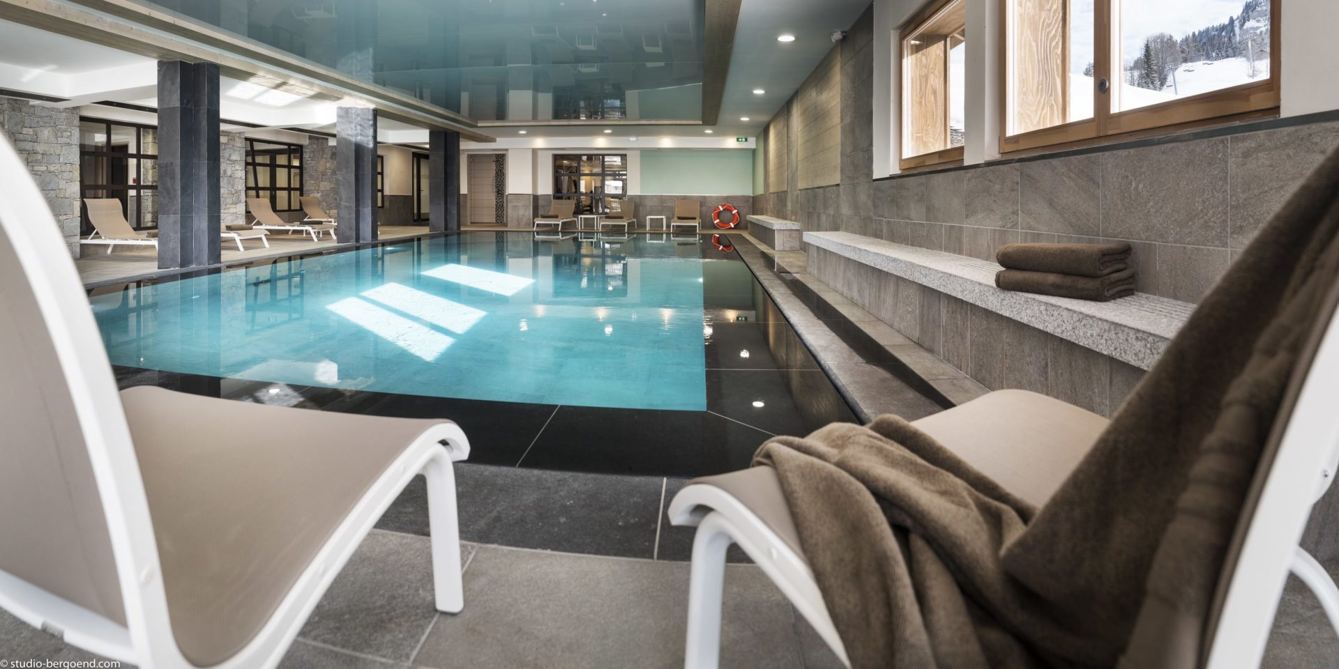 MGM Le Roc des Tours Le Grand Bornand Chinaillon Frankrijk wintersport skivakantie luxe zwembad ontspannen zwemmen