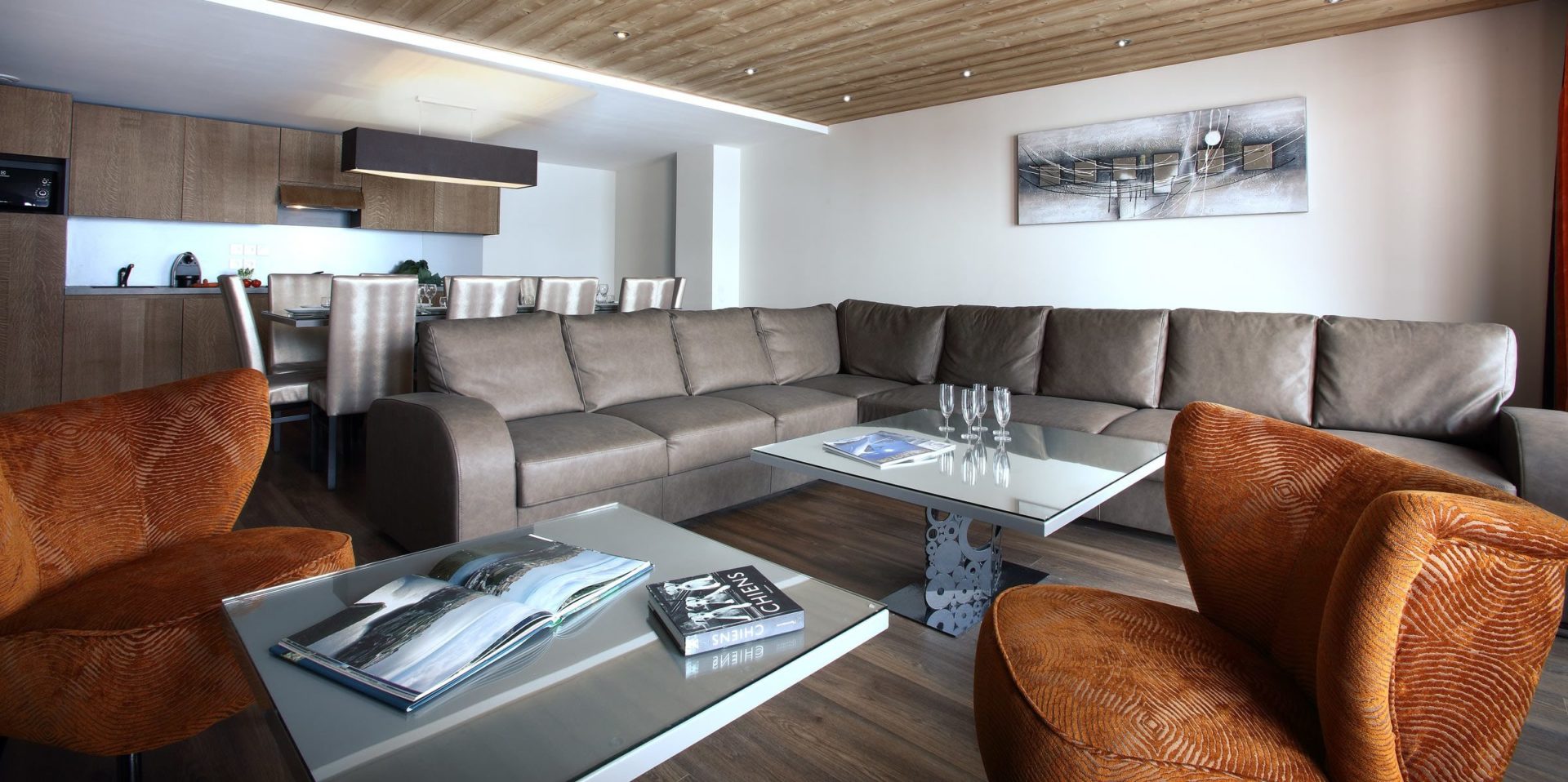 Chalet des Neiges La Source des Arcs Arc 2000 Paradiski Frankrijk wintersport skivakantie luxe lounge bank woonkamer relaxen samen grote groep