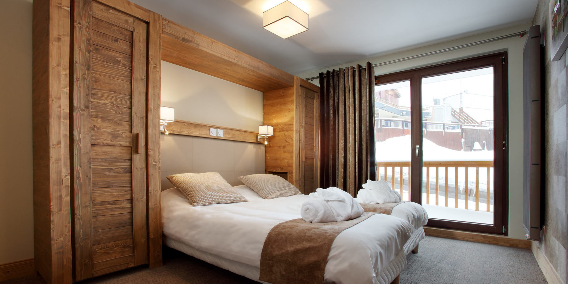 Chalet des Neiges La Source des Arcs Arc 2000 Paradiski Frankrijk wintersport skivakantie luxe slaapkamer master bedroom hout strak rustig uitzicht pistes