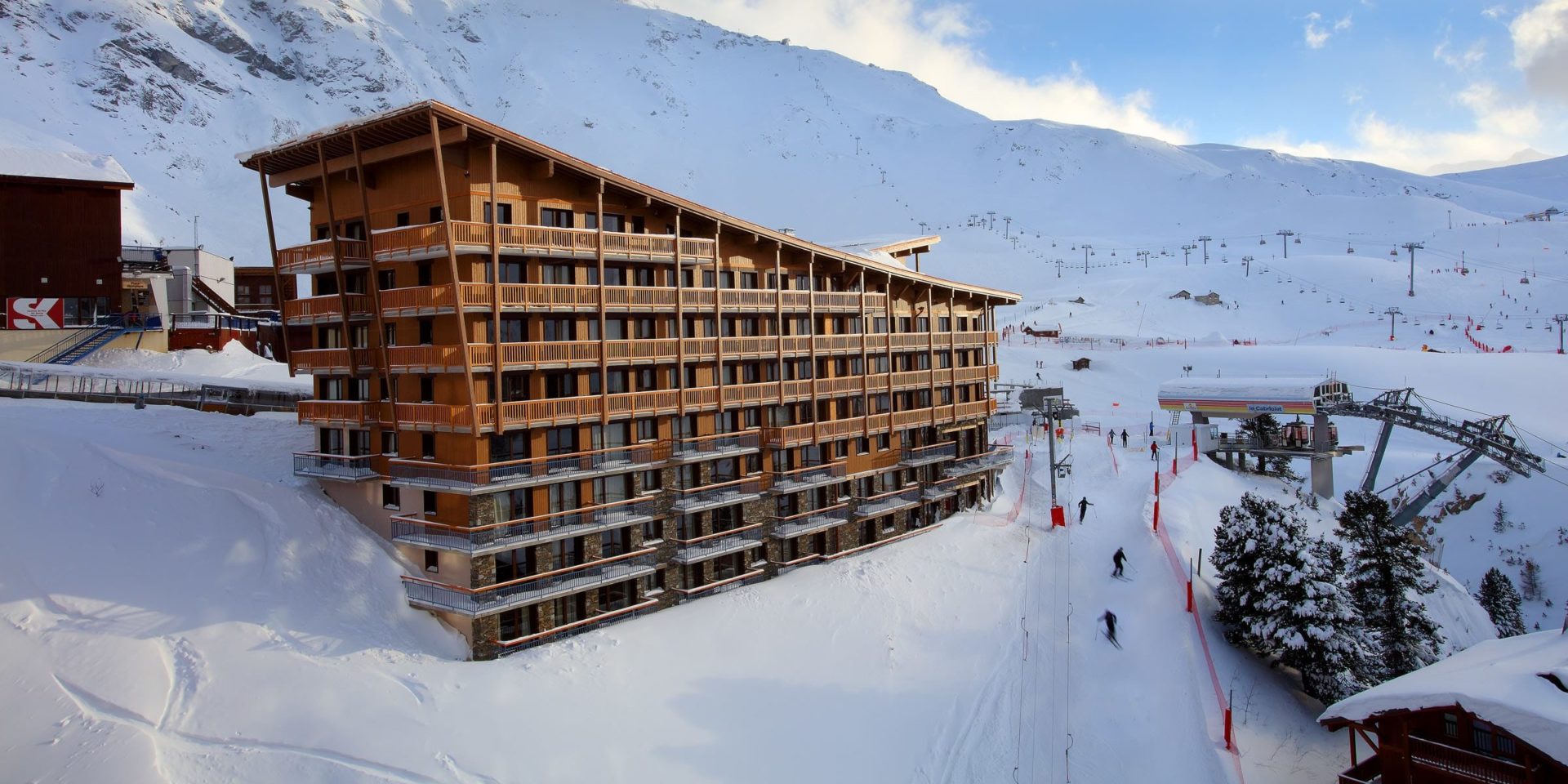 Chalet des Neiges La Source des Arcs Arc 2000 Paradiski Frankrijk wintersport skivakantie luxe buitenkant façade gebouw aan de piste sneeuw bergen uitzicht