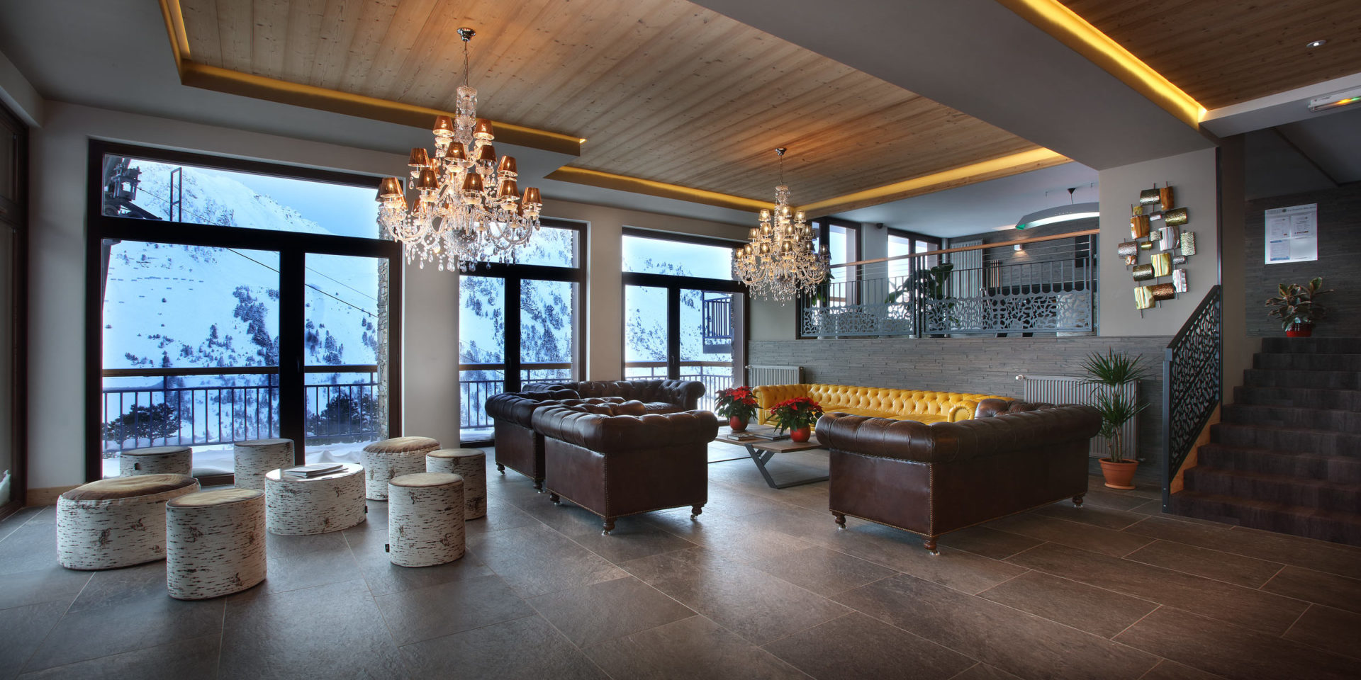Chalet des Neiges La Source des Arcs Arc 2000 Paradiski Frankrijk wintersport skivakantie luxe receptie Chesterfield banken stijlvol ruim uitzicht bergen