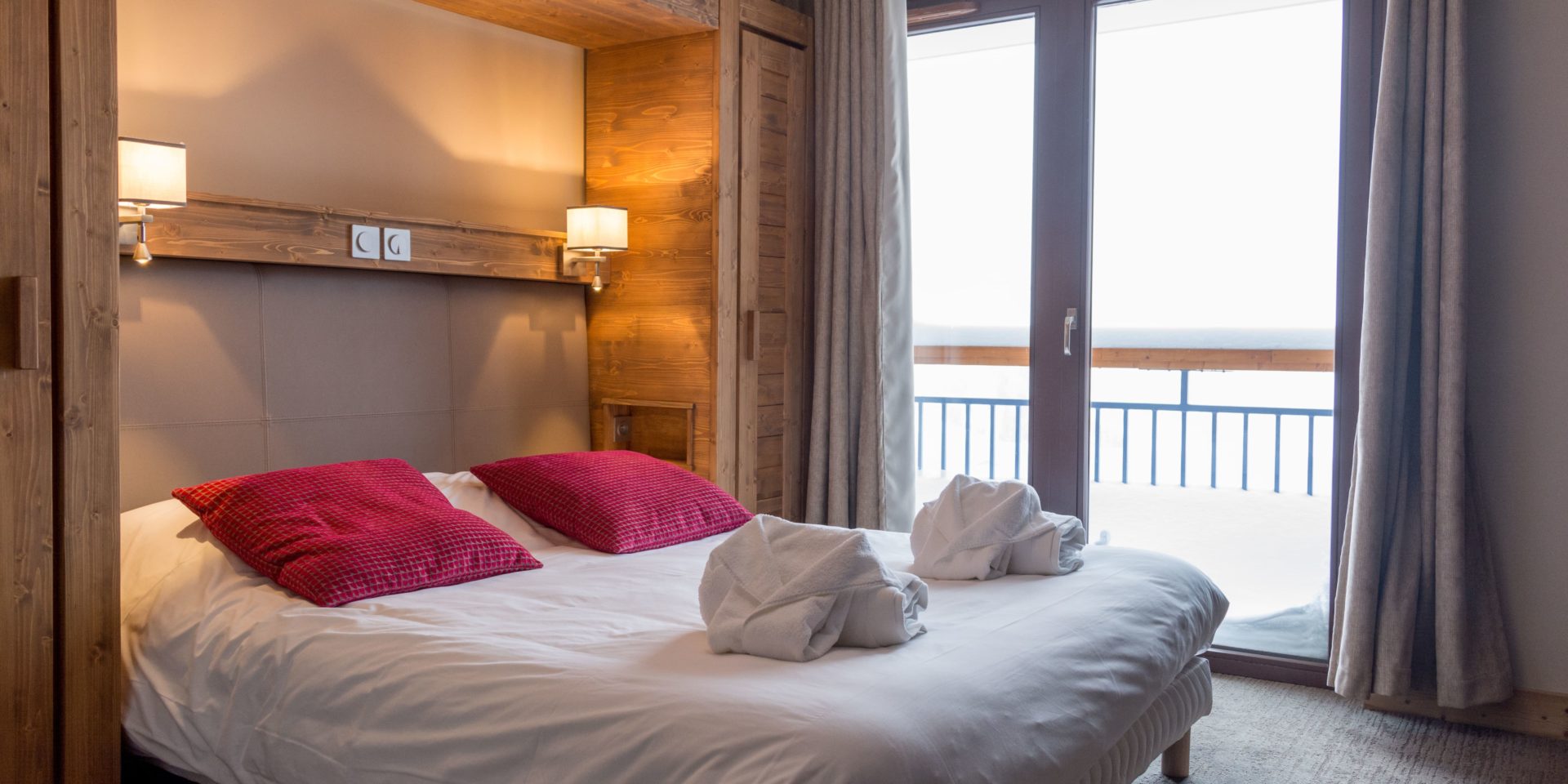 Chalet des Neiges La Source des Arcs Arc 2000 Paradiski Frankrijk wintersport skivakantie luxe slaapkamer 2-persoonsbed ruim balkon uitzicht pistes