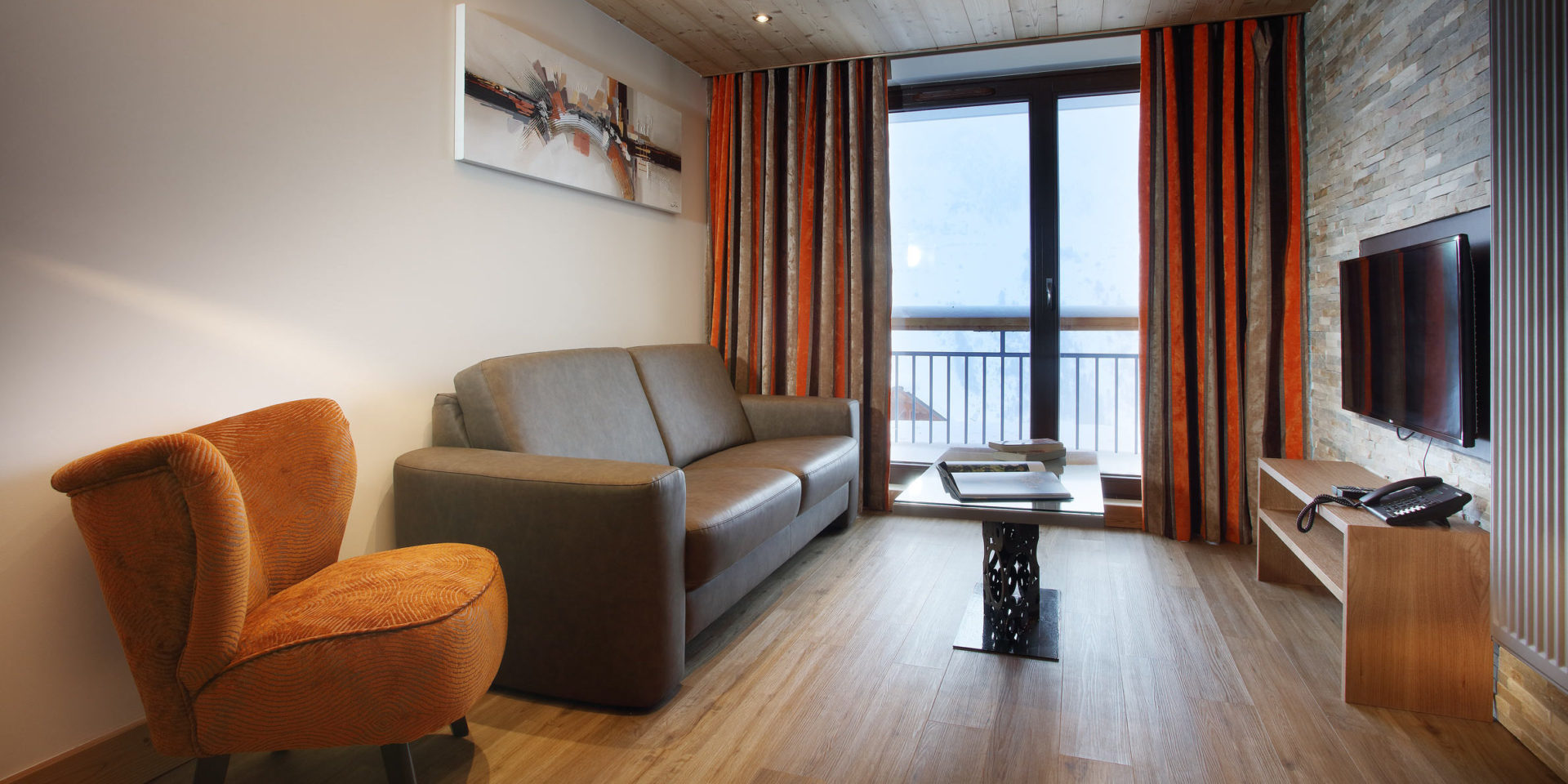 Chalet des Neiges La Source des Arcs Arc 2000 Paradiski Frankrijk wintersport skivakantie luxe woonkamer bank fauteuil televisie balkon uitzicht pistes