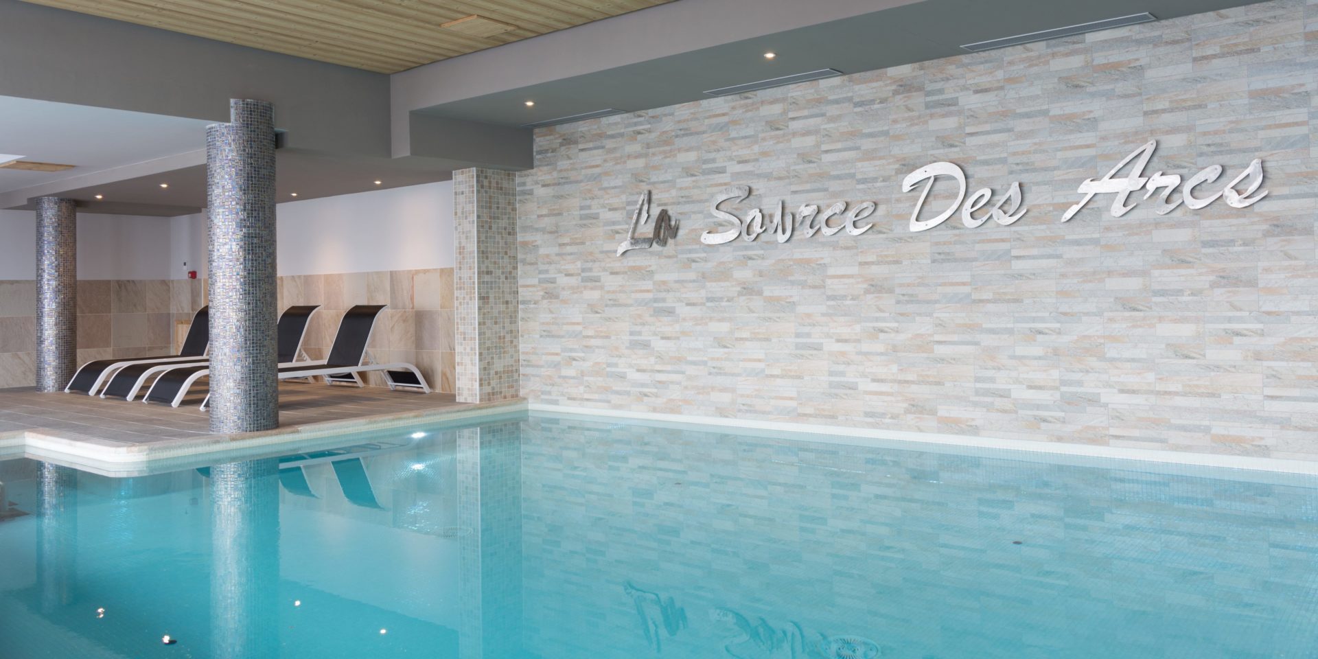 Chalet des Neiges La Source des Arcs Arc 2000 Paradiski Frankrijk wintersport skivakantie luxe zwembad ligstoelen ontspannen na skiën