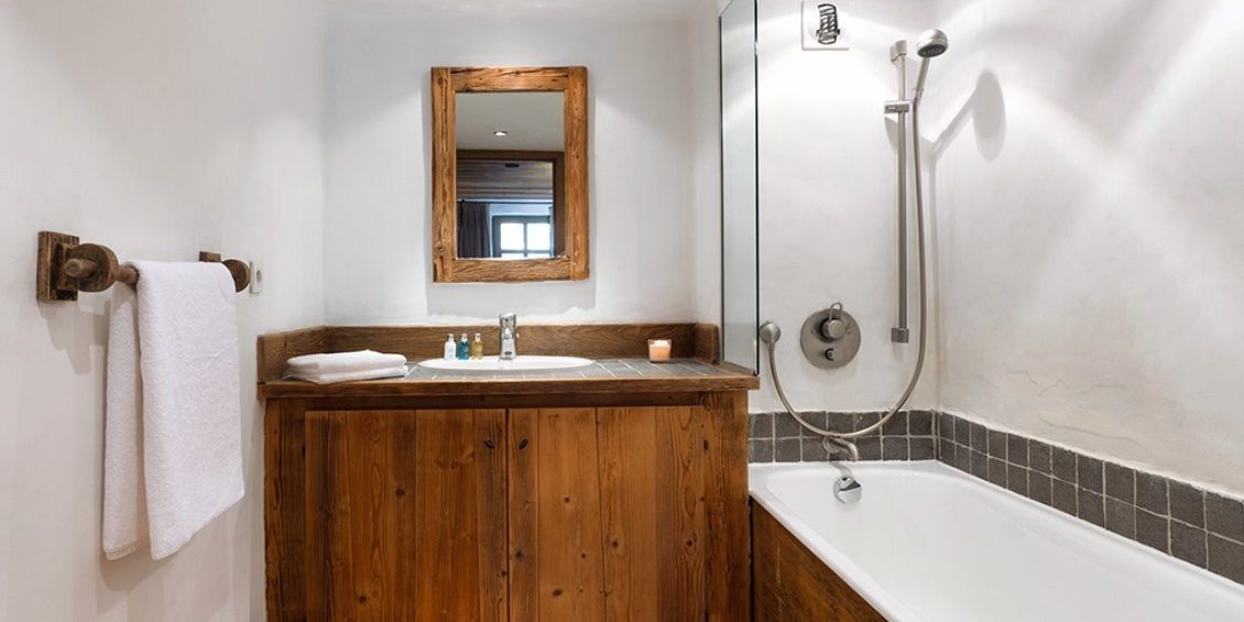 Chalet Farmhouse Val d'Isere Tignes-Val d'Isere Frankrijk wintersport skivakantie luxe badkamer bad wastafel spiegel