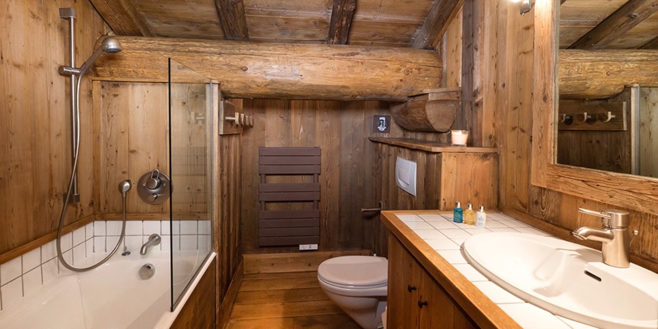 Chalet Farmhouse Val d'Isere Tignes-Val d'Isere Frankrijk wintersport skivakantie luxe badkamer bad wastafel houten balken