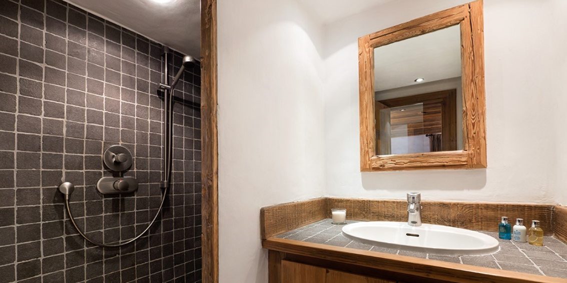 Chalet Farmhouse Val d'Isere Tignes-Val d'Isere Frankrijk wintersport skivakantie luxe badkamer douche wastafel spiegel
