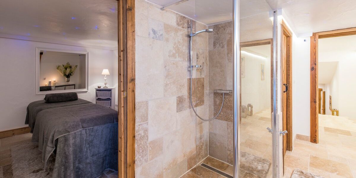 Chalet Mistral Val d'Isere Tignes-Val d'Isere Frankrijk wintersport skivakantie luxe Spa massageruimte massage douche spiegel kaarsen