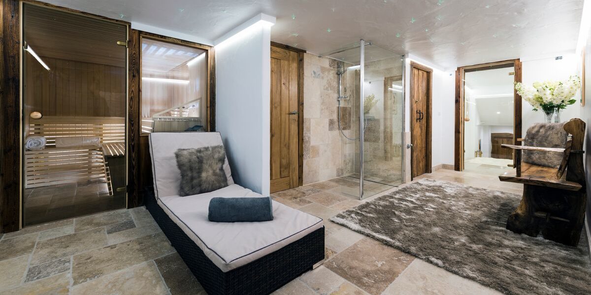Chalet Mistral Val d'Isere Tignes-Val d'Isere Frankrijk wintersport skivakantie luxe Spa douche sauna ligstoel ontspanning bloemen
