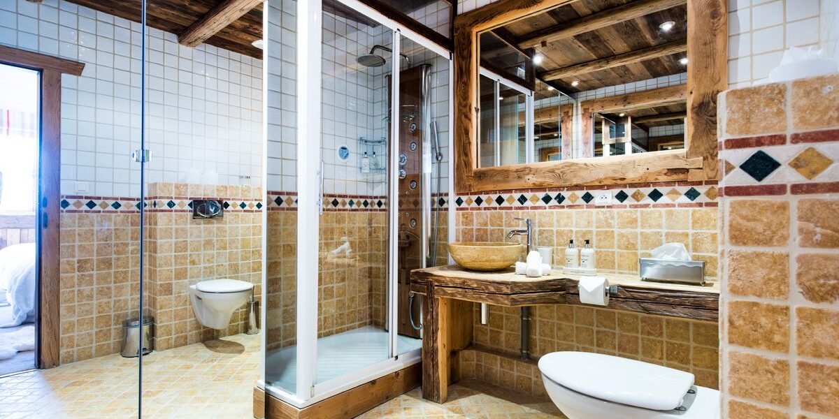 Chalet Mistral Val d'Isere Tignes-Val d'Isere Frankrijk wintersport skivakantie luxe gele badkamer douche wastafel spiegel
