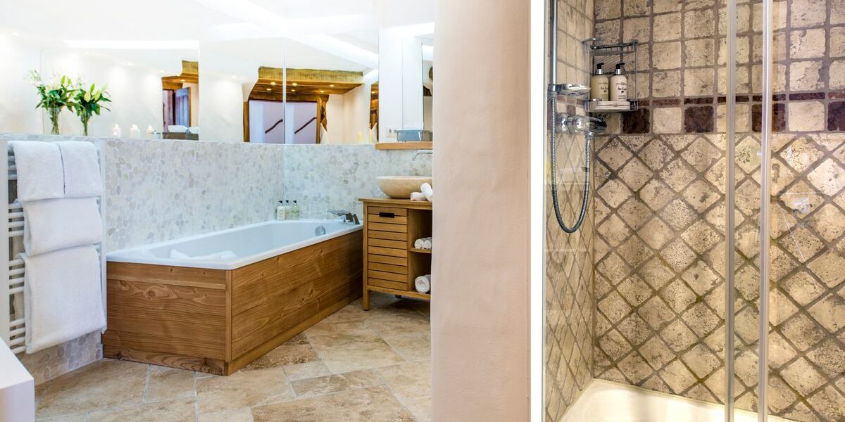 Chalet Mistral Val d'Isere Tignes-Val d'Isere Frankrijk wintersport skivakantie luxe badkamer bad handdoekenrek douche