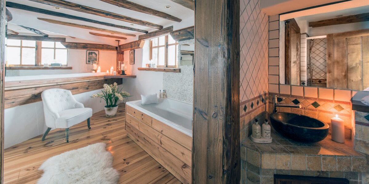 Chalet Mistral Val d'Isere Tignes-Val d'Isere Frankrijk wintersport skivakantie luxe badkamer bad wastafel fauteuil plant spiegel