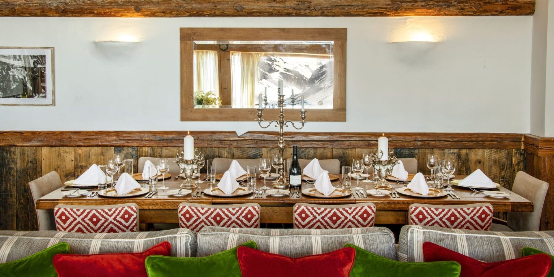 Chalet Mistral Val d'Isere Tignes-Val d'Isere Frankrijk wintersport skivakantie luxe badkamer eetkamer stoelen wijn gedekte tafel kandelaar bank kussens