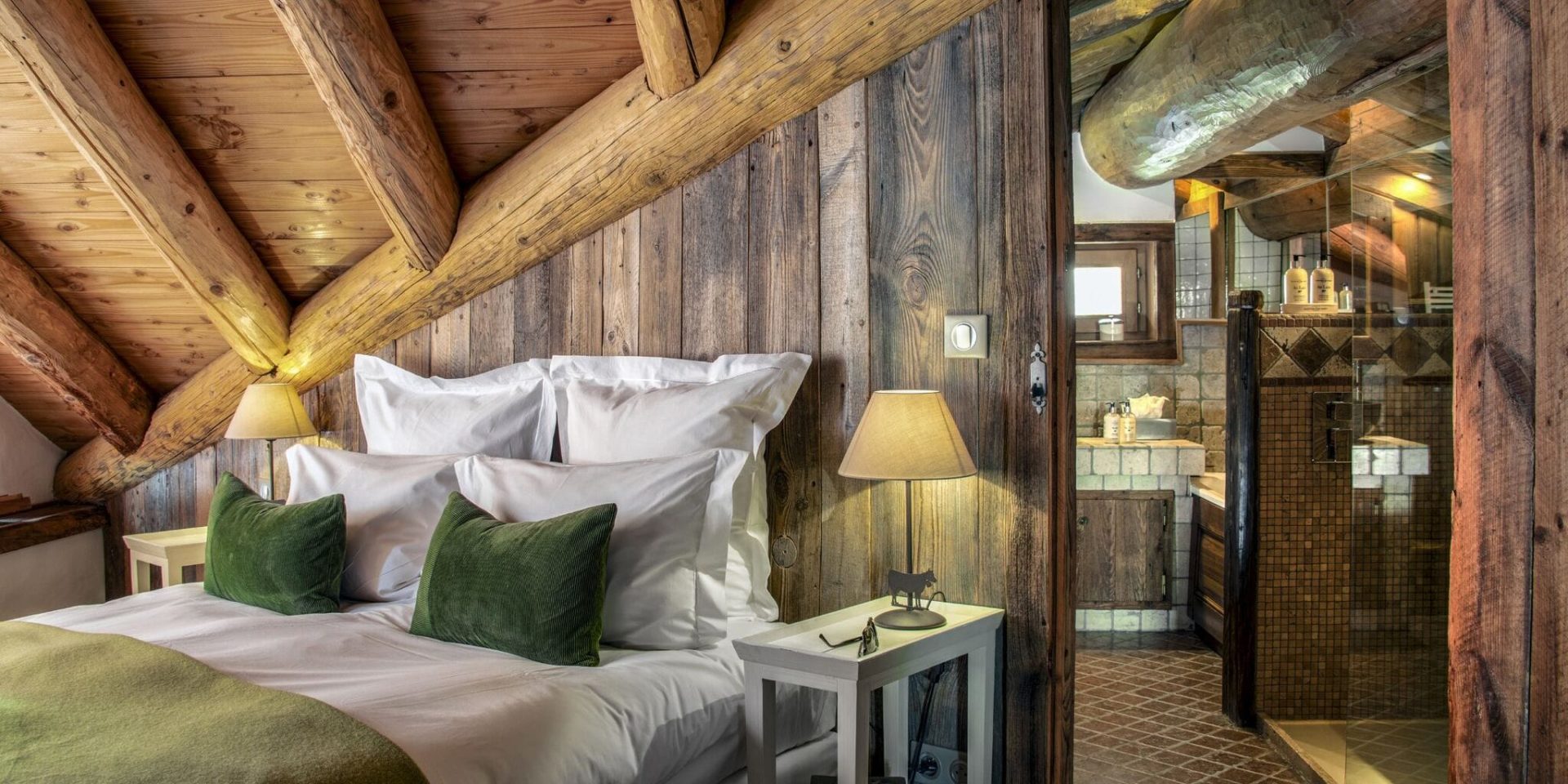 Chalet Mistral Val d'Isere Tignes-Val d'Isere Frankrijk wintersport skivakantie luxe slaapkamer Stratus 2-persoonsbed groene kussens badkamer douche bad houten balken