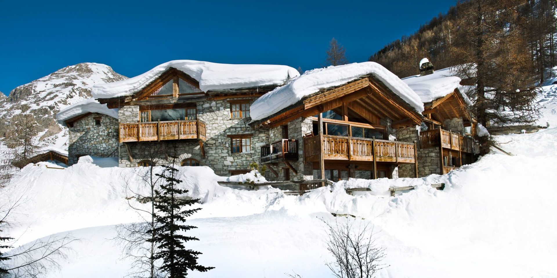 Chalet Mistral Val d'Isere Tignes-Val d'Isere Frankrijk wintersport skivakantie luxe voorkant chalet sneeuw bomen perfecte ligging