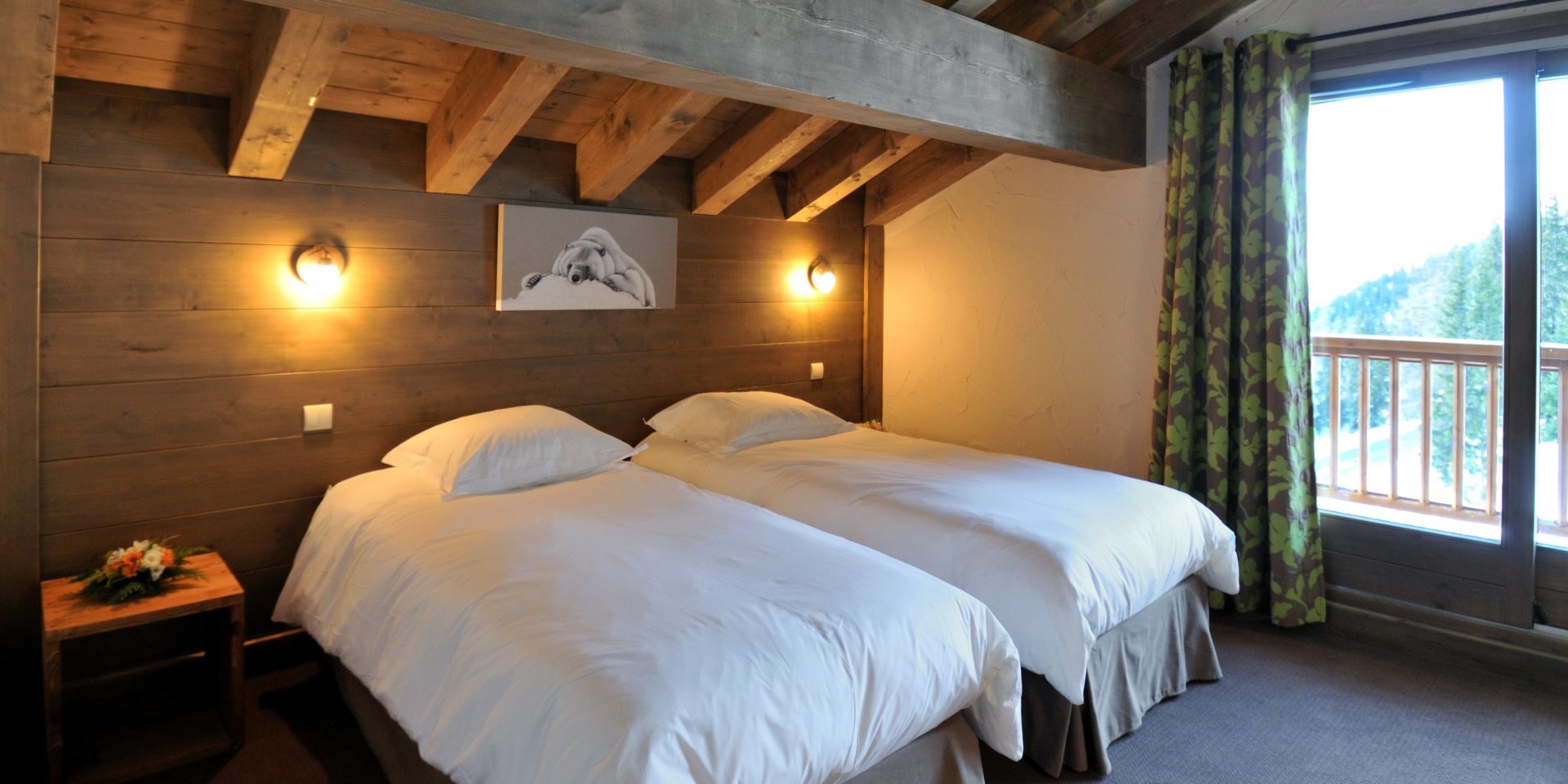 Hotel Carlina Belle Plagne Paradiski Frankrijk wintersport skivakantie luxe slaapkamer Superieur aparte bedden schilderij beer balkon uitzicht bomen