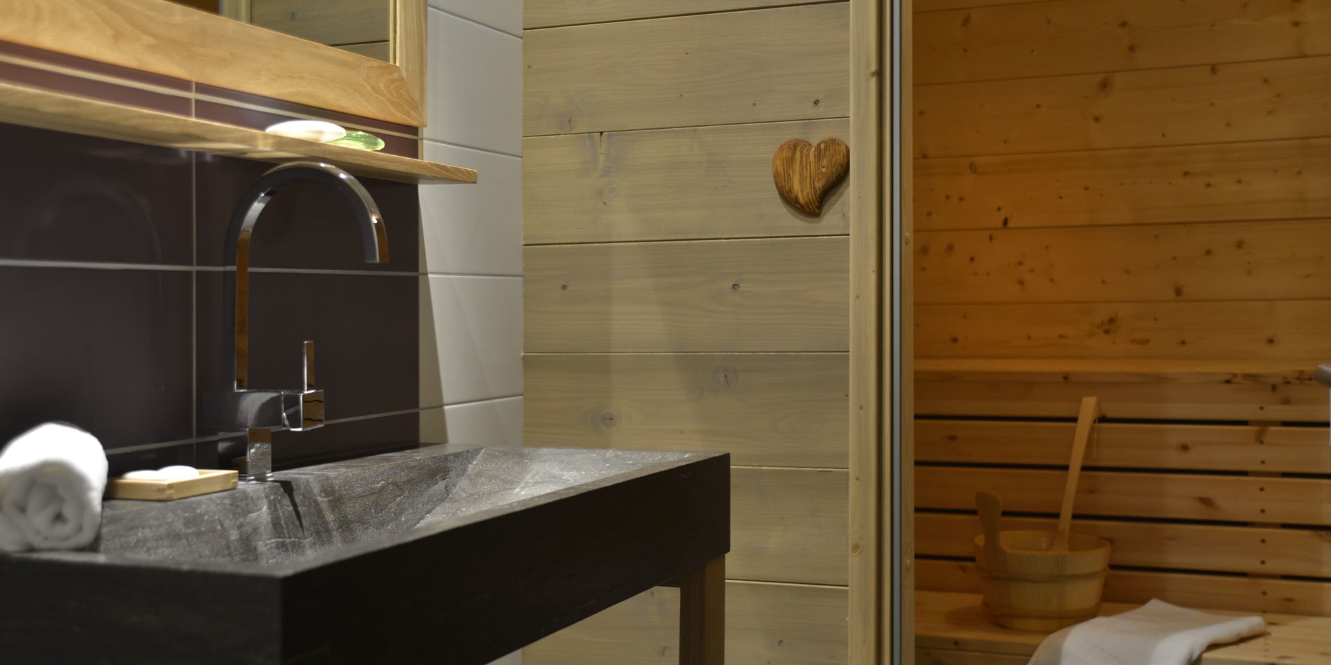 Hotel Carlina Belle Plagne Paradiski Frankrijk wintersport skivakantie luxe badkamer sauna wastafel spiegel