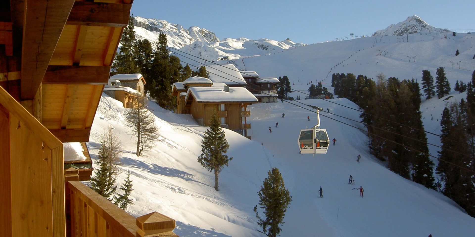 Hotel Carlina Belle Plagne Paradiski Frankrijk wintersport skivakantie luxe uitzicht balkon dorpje gondel sneeuw bomen bergen
