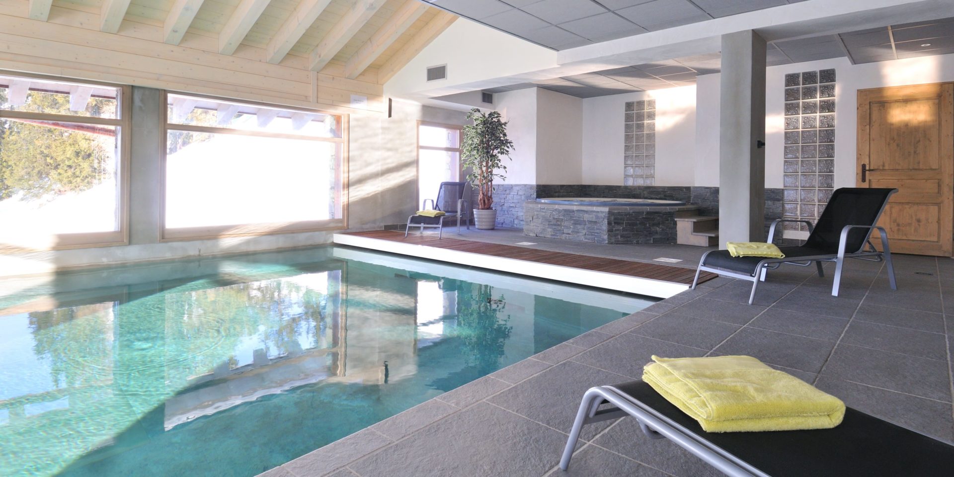 Hotel Carlina Belle Plagne Paradiski Frankrijk wintersport skivakantie luxe zwembad ligstoelen jacuzzi uitzicht bomen ontspanning relaxen