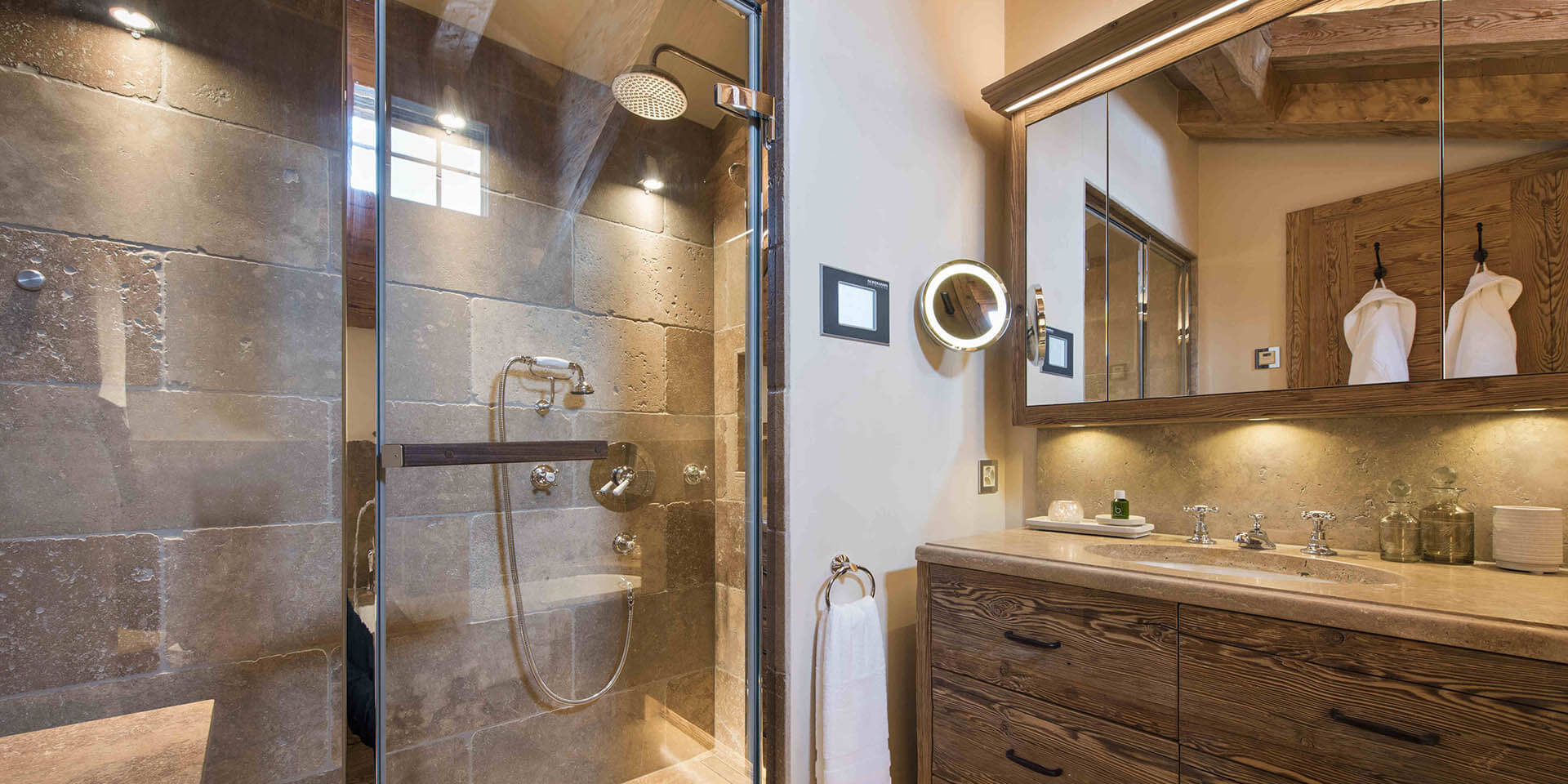 Chalet Chouqui Verbier Les 4 Vallees Zwitserland wintersport skivakantie luxe badkamer douche wastafel badjassen spiegel