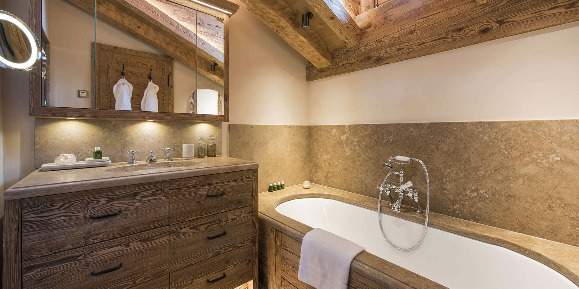 Chalet Chouqui Verbier Les 4 Vallees Zwitserland wintersport skivakantie luxe badkamer bad wastafel badjassen spiegel