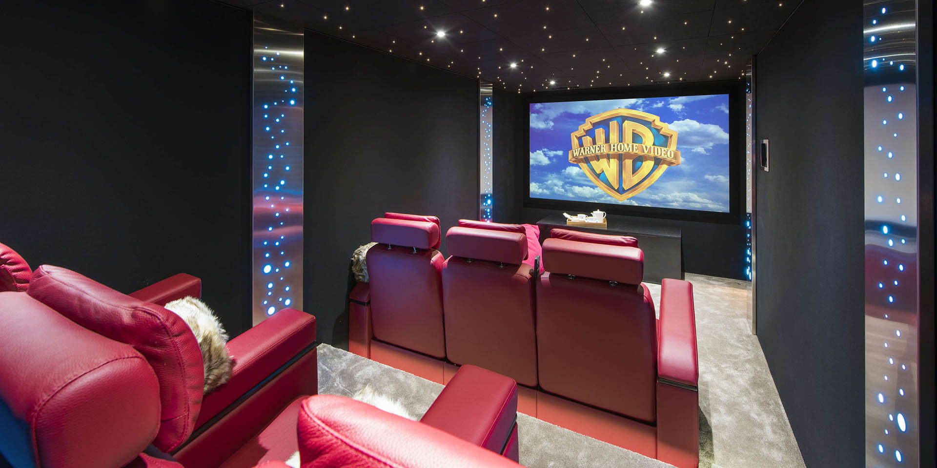 Chalet Chouqui Verbier Les 4 Vallees Zwitserland wintersport skivakantie luxe bioscoop rode banken fauteuils verlichting groot projectiescherm