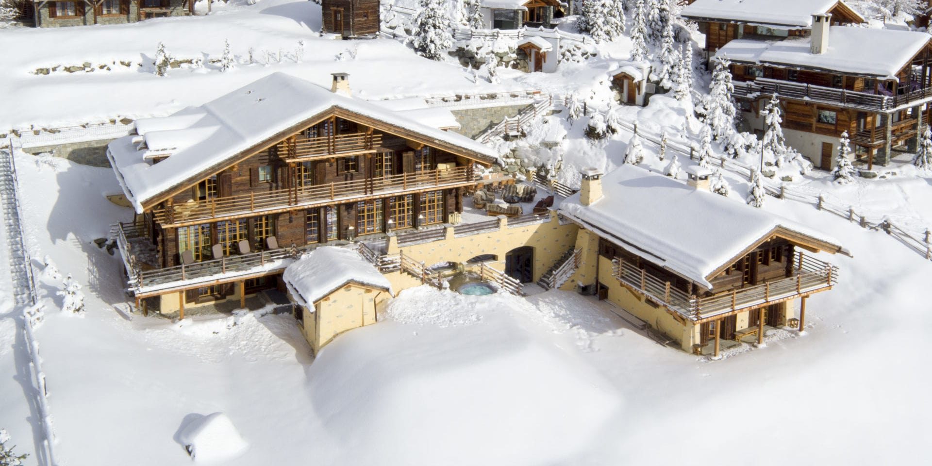 Chalet Chouqui Verbier Les 4 Vallees Zwitserland wintersport skivakantie luxe chalet voorkant hot tub terras sneeuw besneeuwde bomen