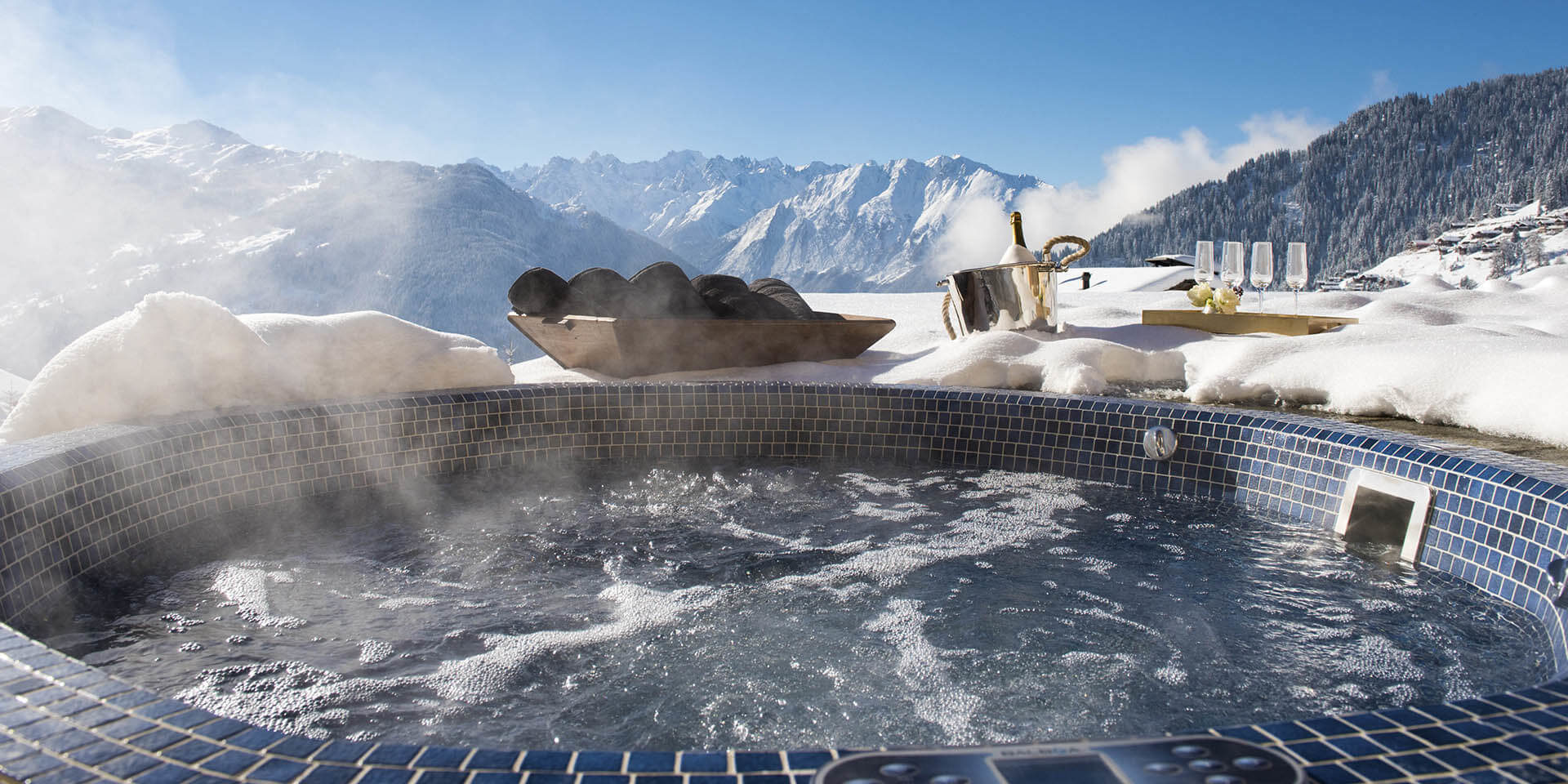 Chalet Chouqui Verbier Les 4 Vallees Zwitserland wintersport skivakantie luxe outdoor hot tub Champagne glazen sneeuw bergen ontspannen relaxen