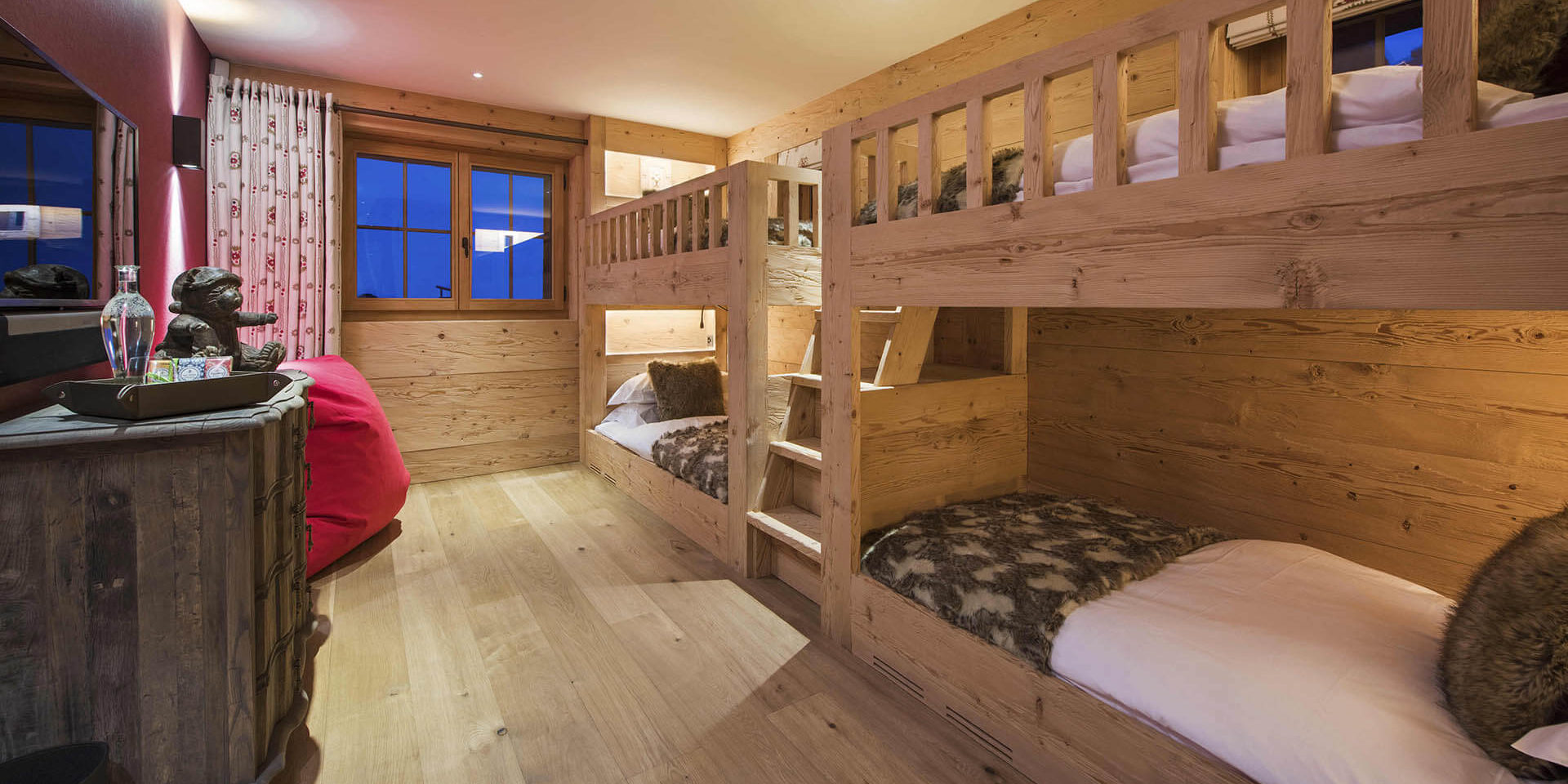 Chalet Chouqui Verbier Les 4 Vallees Zwitserland wintersport skivakantie luxe slaapkamer kinderkamer stapelbedden TV raam rode zitzak
