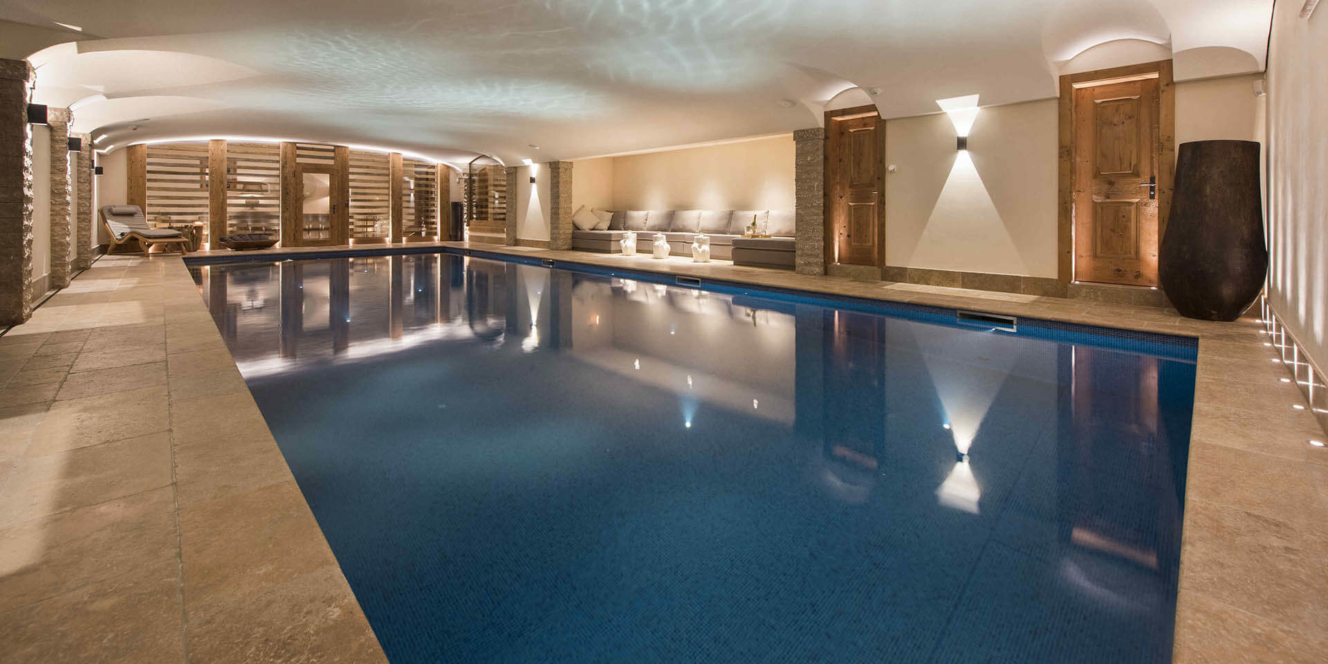 Chalet Chouqui Verbier Les 4 Vallees Zwitserland wintersport skivakantie luxe zwembad lounge bank ligstoel grote vaas ontspannen relaxen