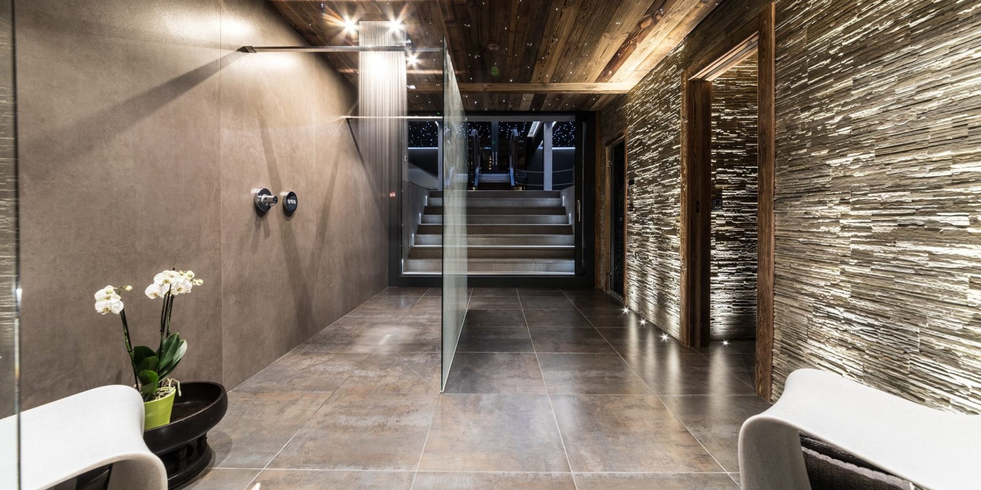 Chalet Joux Plane Morzine Les Portes du Soleil Frankrijk wintersport skivakantie luxe Spa douche ligstoelen plant hout steen ontspannen relaxen