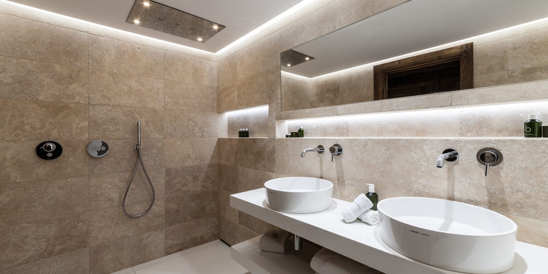 Chalet Joux Plane Morzine Les Portes du Soleil Frankrijk wintersport skivakantie luxe badkamer douche dubbele wasbak handdoeken spiegel verlichting