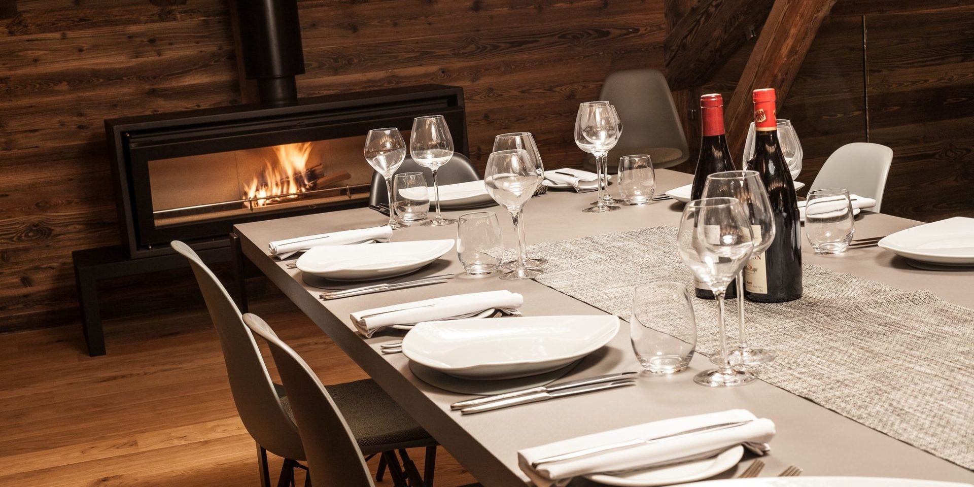 Chalet Joux Plane Morzine Les Portes du Soleil Frankrijk wintersport skivakantie luxe gedekte tafel wijn wijnglazen open haard
