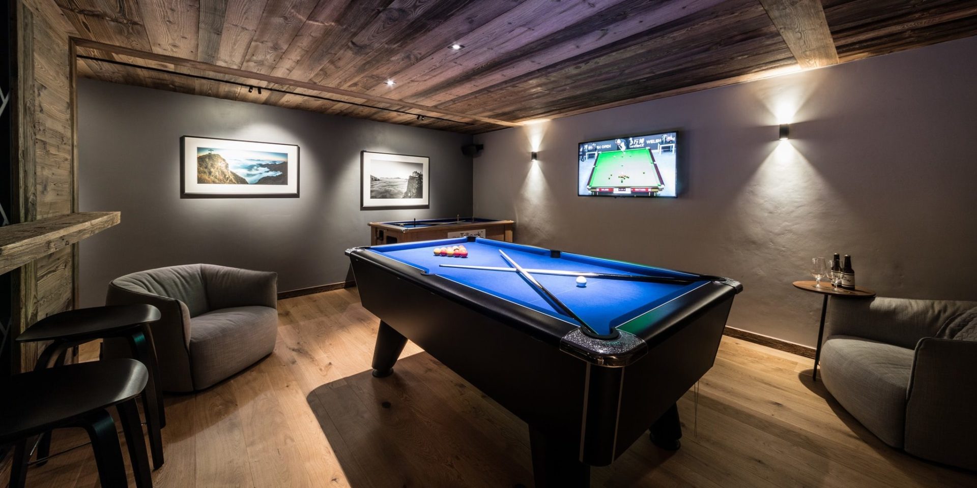 Chalet Joux Plane Morzine Les Portes du Soleil Frankrijk wintersport skivakantie luxe pooltafel TV fauteuils schilderijen krukken