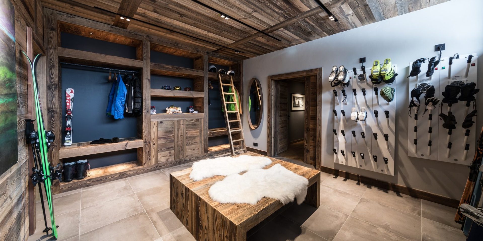 Chalet Joux Plane Morzine Les Portes du Soleil Frankrijk wintersport skivakantie luxe skiberging skischoenen handschoenen kleed ski's kleding kast trap hout spiegel