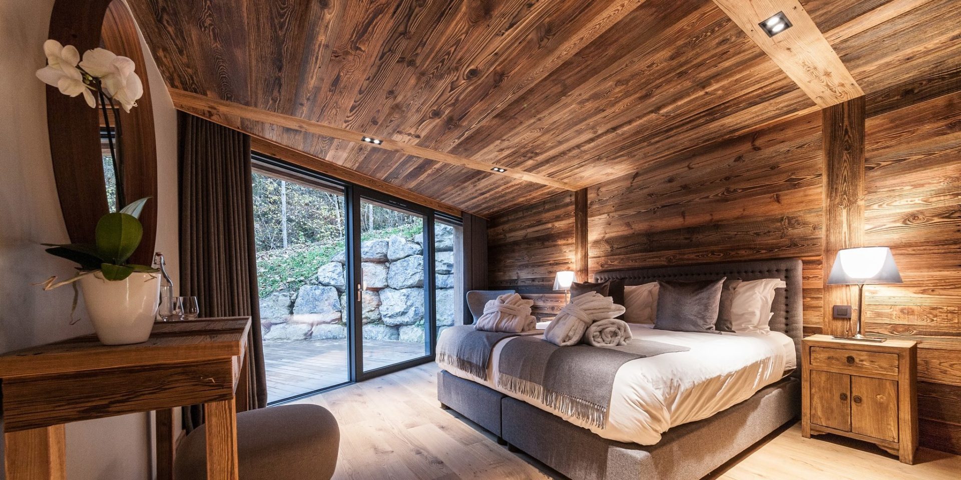 Chalet Joux Plane Morzine Les Portes du Soleil Frankrijk wintersport skivakantie luxe slaapkamer 2-persoonsbed nachtkastje lamp bureau kruk plant raam terras hout