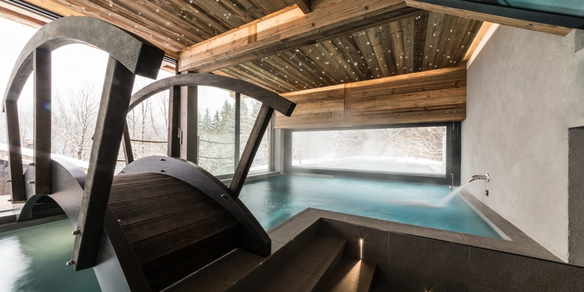 Chalet Joux Plane Morzine Les Portes du Soleil Frankrijk wintersport skivakantie luxe indoor outdoor zwembad bruggetje verlichting uitzicht bomen sneeuw ontspanning relaxen