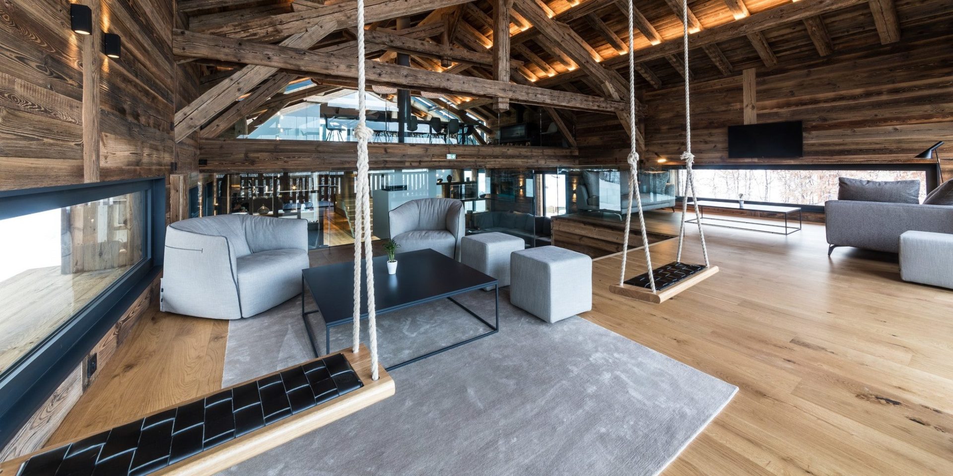 Chalet Joux Plane Morzine Les Portes du Soleil Frankrijk wintersport skivakantie luxe mezzanine schommels fauteuils banken salontafel houten balken